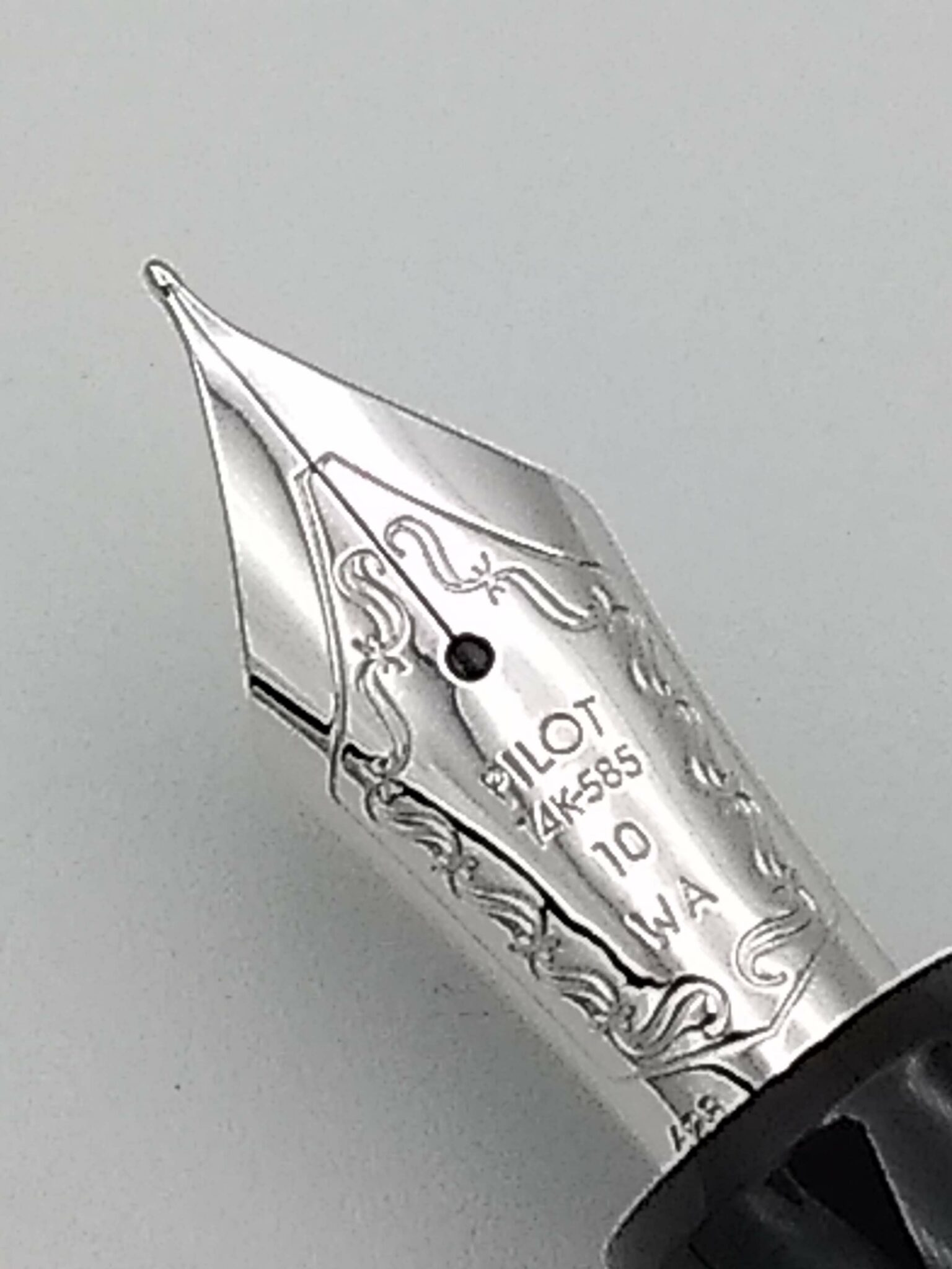 Pilot Custom Heritage 912 Black 14k Waverly Nib Pen Realm