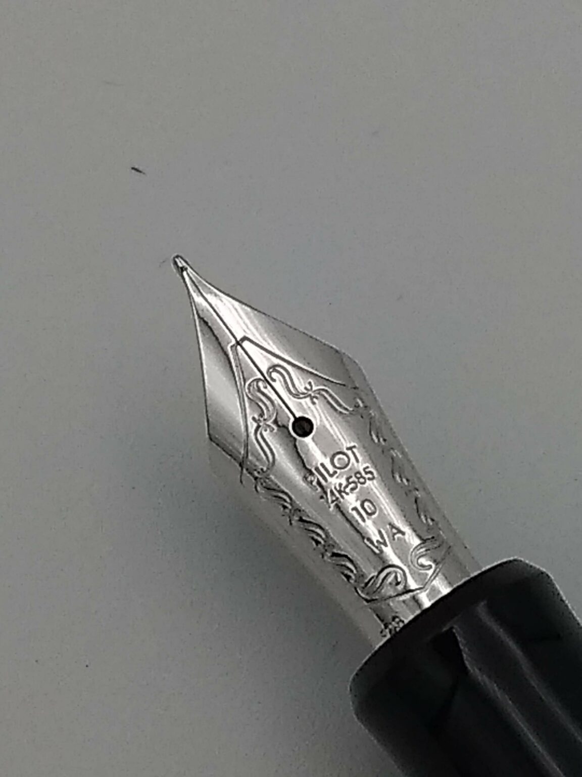 Pilot Custom Heritage 912 Black 14k Waverly Nib Pen Realm